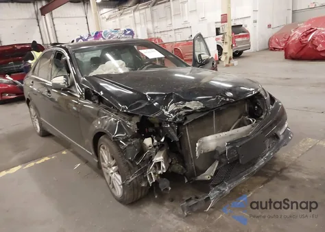 2009 Mercedes-Benz C 300 Luxury/Sport z USA, uszkodzony, nr VIN WDDGF54X99R064179